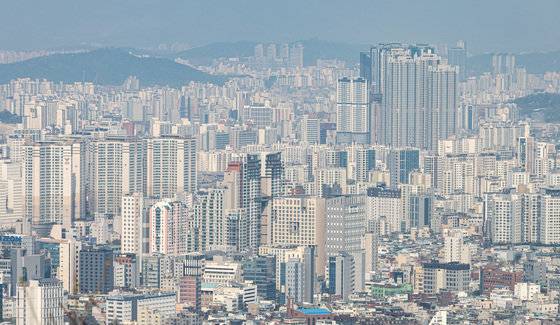 서울 남산에서 바라본 아파트 단지의 모습. 뉴스1