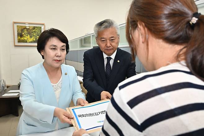 더불어민주당 정춘숙 정책수석부대표(왼쪽)와 홍성국 원내대변인이 4일 오전 서울 여의도 국회 의안과에 국민의힘 김기현 대표 징계안을 제출하고 있다.