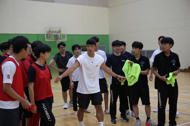 국가대표 축구선수 황희찬(앞줄 가운데)이 3일 모교인 경북 포항제철고등학교에서 후배들에게 기본기 훈련을 지도하고 있다. 포스코교육재단 제공