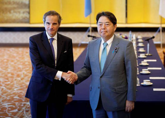 라파엘 그로시 국제원자력기구(IAEA) 사무총장이 4일 일본을 방문, 도쿄 외무성 이쿠라공관에서 하야시 요시마사 일본 외무장관과 회담을 하기 전에 악수하고 있다. 도쿄=로이터 연합뉴스