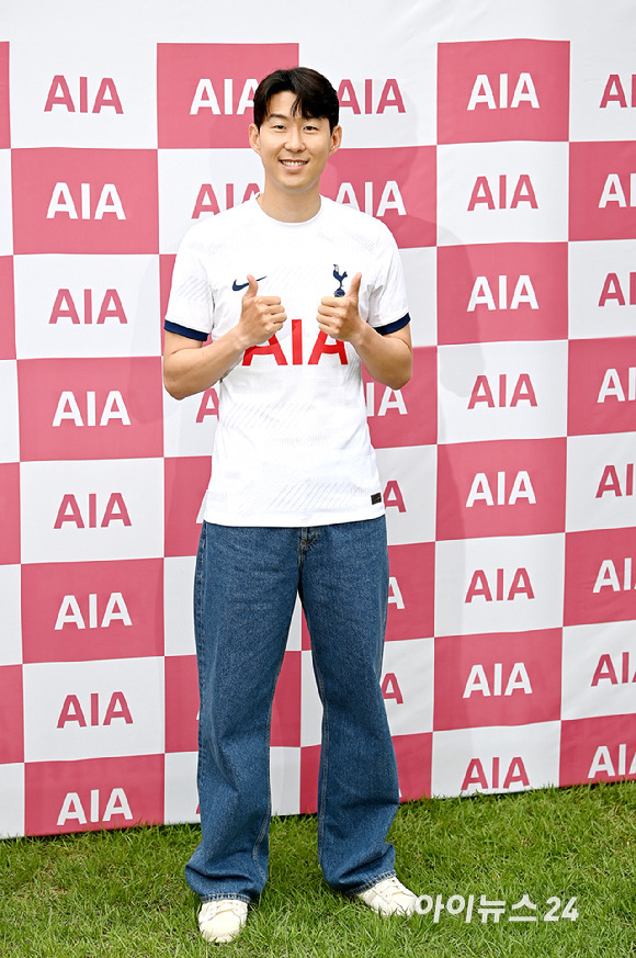 축구선수 손흥민이 4일 오후 서울 동대문구 글로벌지식협력단지에서 열린 AIA생명 소아암 어린이 돕는 사회공헌 캠페인에 참석해 포토타임을 갖고 있다. [사진=곽영래 기자]