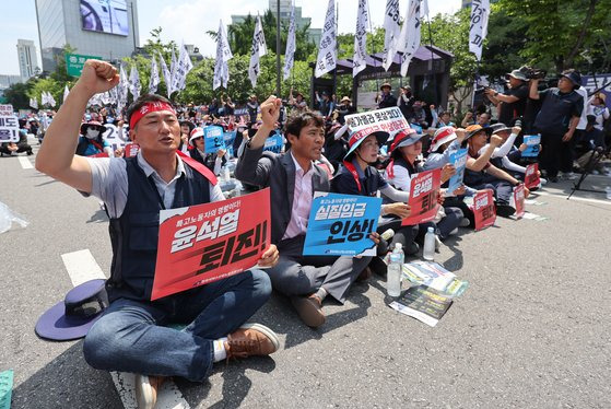 양경수 민주노총 위원장이 3일 오후 서울 종로구 동화면세점 인근 세종대로에서 열린 전국서비스산업노동조합연맹 특수고용노동자 파업대회에서 구호를 외치고 있다. 연합뉴스