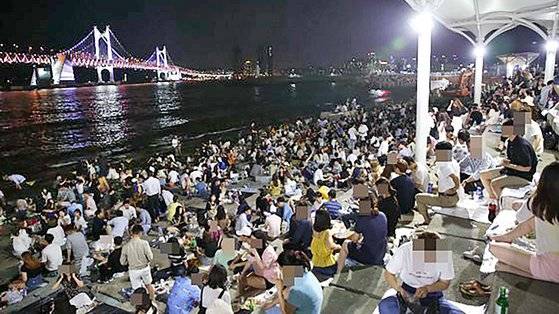금주구역으로 지정되기 전 부산 수영구 민락수변공원에서 방문객들이 빽빽하게 둘러앉아 술과 음식을 먹고 있다. 사진 수영구