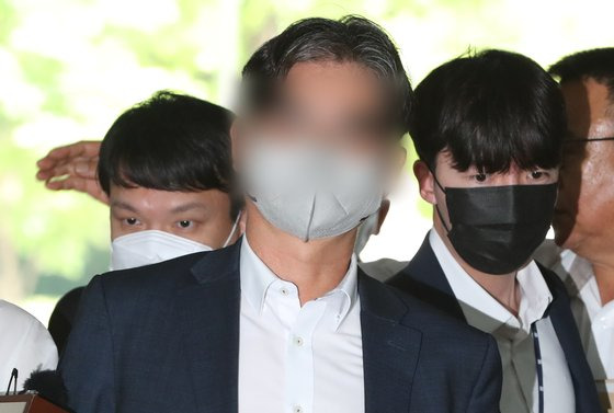 더불어민주당 전당대회 돈봉투 살포 의혹을 수사 중인 검찰은 송영길 전 대표의 전직 보좌관 박용수씨를 구속하며 수사 활로를 찾고있다. 사진은 3일 서울 서초구 서울중앙지방법원에서 열린 영장실질심사에 출석하는 박씨. 뉴스1