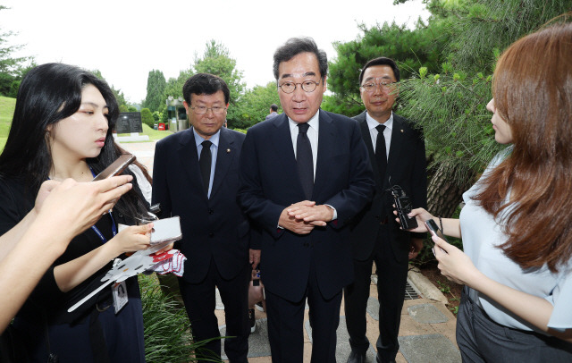 ▲ 더불어민주당 이낙연 전 대표가 지난달 28일 오전 서울 동작구 국립서울현충원에서 고 김대중 전 대통령 묘소를 찾아 참배하고 취재진의 질문에 답하고 있다. 연합뉴스