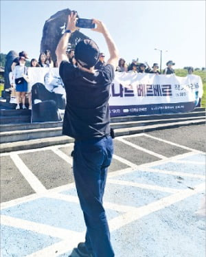 베르베르가 행사에 참석한 한국 독자들을 사진 찍고 있다. 안시욱 기자