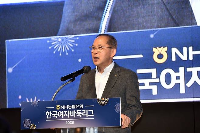 박병규 NH농협은행 수석부행장이 2023 NH농협은행 한국여자바둑리그 개막식에서 개회사를 하고 있다. 한국기원 제공