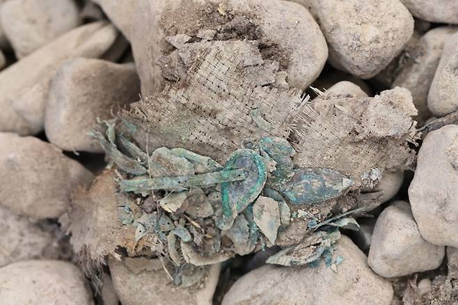 ‘경주 쪽샘 44호분’에서는 ‘삼색경금’ 등 다양한 직물들이 처음 발견되기도 했다. 사진은 비단벌레 날개 금동장식과 함께 직물이 출토되는 장면. 국립경주문화재연구소 제공