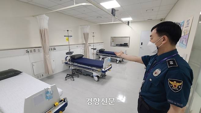 지난달 23일 경기 성남시의료원 ‘주취자·정신질환자 통합 응급의료센터’에서 김현수 경감이 센터에 대해 설명하고 있다. 김태희기자