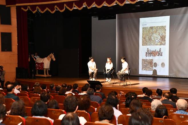 4일 경주 서라벌문화회관에서 최응천 문화재청장과 국립경주문화재연구소 발굴단 관계자, 시민 등이 참석한 가운데 ‘경주 쪽샘 44호분’의 발굴조사 성과를 총망라하는 시사회가 열리고 있다. 문화재청 제공