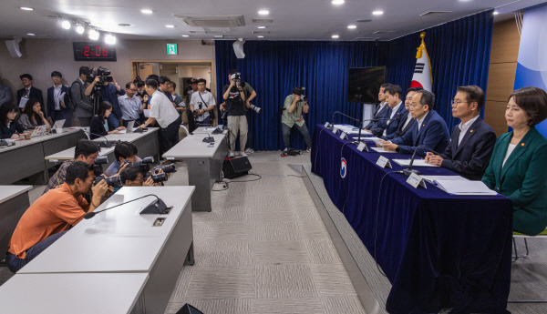 추경호 부총리 겸 기획재정부 장관(왼쪽 네 번째)과 관계 장·차관들이 4일 정부서울청사에서 2023년 하반기 경제정책 방향 합동브리핑을 진행했다. 연합뉴스