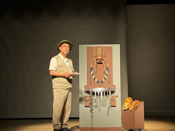 Choi Eung-chon, head of the Cultural Heritage Administration, presents the excavation results at Gyeongju's Seorabol Cultural Center Hall on Tuesday. [YONHAP]