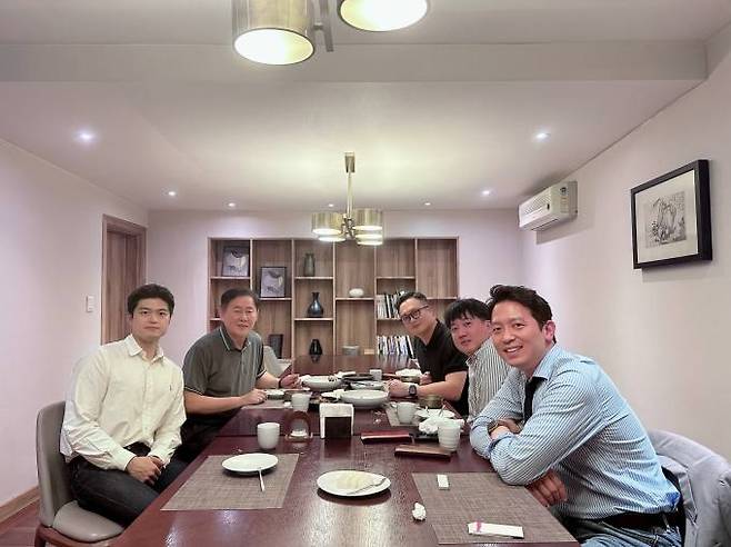 지난달 31일 서울 강남 한 식당에서 만찬을 위해 모인 최경환 전 부총리와 이준석 전 대표.   연합뉴스