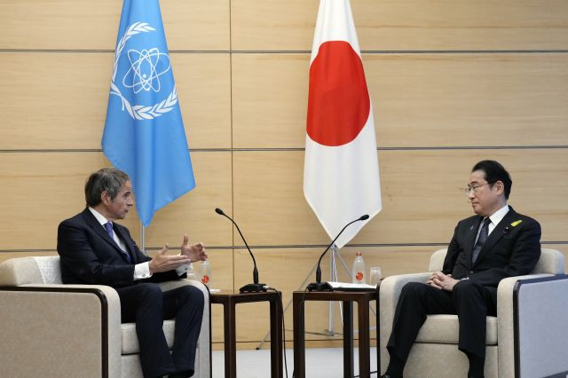 기시다 후미오(오른쪽) 일본 총리와 라파엘 그로시 국제원자력기구(IAEA) 사무총장이 4일 도쿄 총리실에서 대화하고 있다. AP연합뉴스