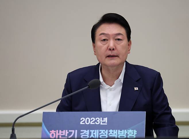 윤석열 대통령이 4일 청와대 영빈관에서 열린 2023년 하반기 경제정책 방향에 관한 제18차 비상경제민생회의에서 발언하고 있다. [사진출처 = 연합뉴스]