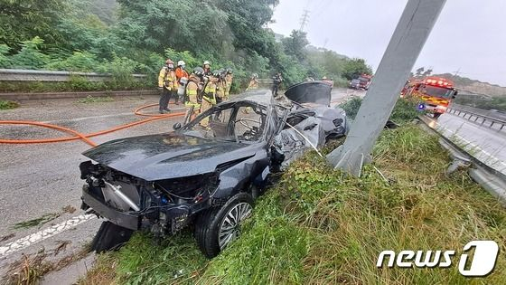 4일 오전 8시28분쯤 남원시 광치동의 남원산업도로에서 빗길에 미끄러져 차가 교통시설물과 충돌하는 사고가 발생했다. /사진=뉴스1(전북소방본부 제공)