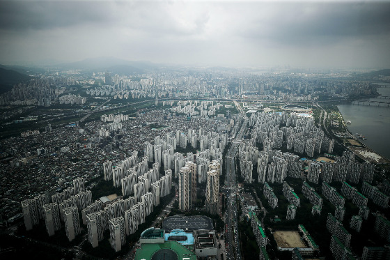 4일 정부가 발표한 '2023년 하반기 경제정책방향'에 따르면 올해 재산세에 이어 종부세 공정시장가액비율도 지난해와 비슷한 수준에 머무를 것으로 보인다. 집값 상승기에 해당하는 2020년 이전과 비슷한 수준까지 주거 관련 세금을 줄이기 위해서다. 무주택자·청년 등을 대상으로는 세제혜택을 제공하고 소득공제 요건을 확대하는 등의 주거지원 방안을 도입한다./사진=뉴시스