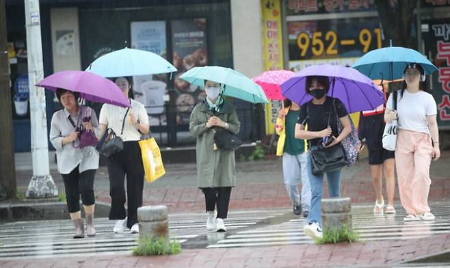 오는 5일 오전까지 전국에 많은 비가 내릴 전망이다. 사진은 4일 오전 광주 광산구 한 인근도로에서 시민들이 우산을 펼쳐 쓰고 출근하고 있는 모습. /사진=뉴스1