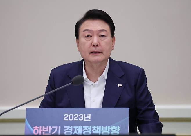 윤석열 대통령이 4일 청와대 영빈관에서 열린 2023년 하반기 경제정책 방향에 관한 제18차 비상경제민생회의에서 발언하고 있다. [연합]