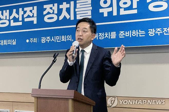 금태섭 전 더불어민주당 의원이 4일 오후 광주시의회 대회의실에서 열린 '문제해결 중심의 생산적 정치를 위한 성찰과 모색' 토론회에서 신당 창당 필요성 등에 대해 발제하고 있다. 금 전 의원이 주도하는 '다른 미래를 위한 성찰과 모색'은 오는 9월 발기인대회를 목표로 창당 준비를 본격화할 방침이다.[연합]