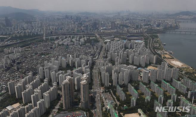 서울 재건축 단지 개발 기대감이 높아지고 있는 가운데 경매 시장에서도 강남권 재건축 단지 강세가 이어지고 있다. 사진은 26일 오전 서울 송파구 롯데월드타워 서울스카이에서 바라본 강남권 아파트 단지의 모습. 2023.05.26. hwang@newsis.com