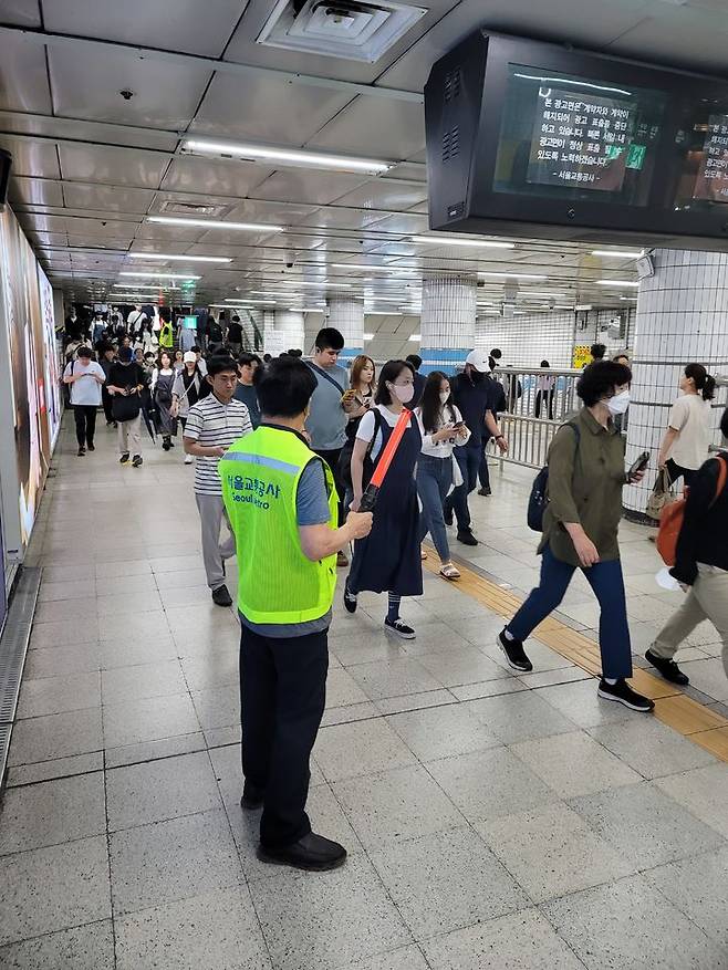 [서울=뉴시스]지하철 안전도우미.(사진=서울시 제공) *재판매 및 DB 금지