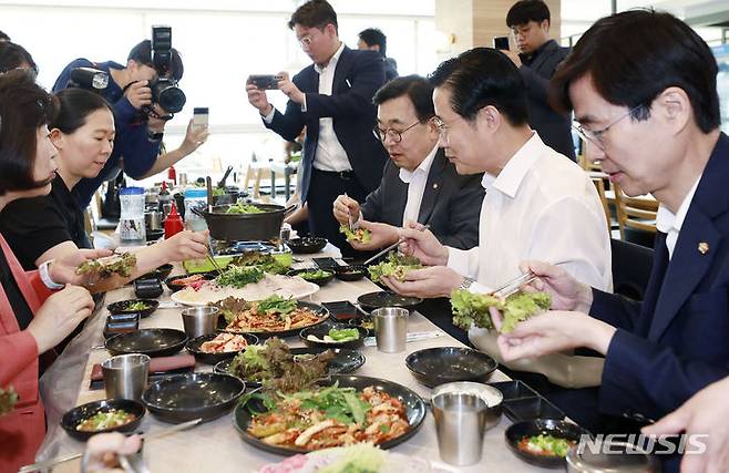 [서울=뉴시스] 최동준 기자 = 국민의힘 교육위원회 서병수, 조경태, 이태규, 권은희, 정경희 의원이 4일 서울 노량진 수산시장 식당을 방문해 식사를 하고 있다. 2023.07.04. photocdj@newsis.com