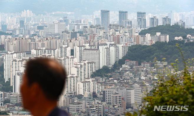 [서울=뉴시스] 김명년 기자 = 지난 1일 한국부동산원이 6월4주(26일 기준) 전국 주간 아파트가격 동향을 조사한 결과 전국 아파트 매매가격 변동률은 전주(-0.01%) 대비 0.01%포인트 오른 0.00%로 보합 전환했다. 하락세를 벗어난 것은 지난해 5월1주(5월2일) 이후 60주 만이다. 사진은 2일 서울 남산에서 바라본 도심 아파트의 모습. 2023.07.02 kmn@newsis.com