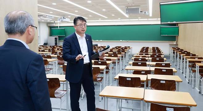 [서울=뉴시스] 장상윤 교육부 차관이 4일 오후 사교육 카르텔·부조리 신고 사안과 관련해 서울 소재 학원 합동점검을 하고 있다. (사진=교육부 제공) 2023.07.04. photo@newsis.com *재판매 및 DB 금지