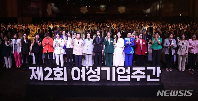 [서울=뉴시스] 홍효식 기자 = 윤석열 대통령 부인 김건희 여사가 4일 오후 서울 중구 신라호텔에서 열린 제2회 여성기업주간 개막식에서 이영 중소벤처기업부 장관, 이정한 한국여성경제인협회장, 이부진 호텔신라 사장 등 참석자들과 함께 'BUSAN IS READY'와 'HIP KOREA' 문구가 새겨진 키링을 들고 2030 부산세계박람회 유치를 기원하고 있다. 2023.07.04. yesphoto@newsis.com
