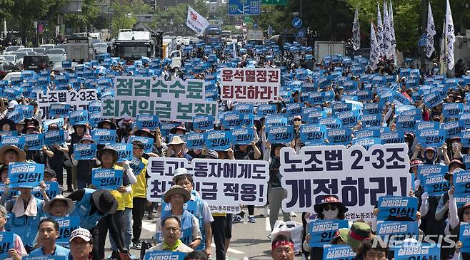 [서울=뉴시스] 김근수 기자 = 전국민주노동조합총연맹(민주노총)이 경찰을 상대로 평일 퇴근시간대 집회 금지 통고에 대한 분쟁에서 일부 승소했다. 사진은 전국서비스산업연맹노동조합과 민주노총 조합원들이 지난 3일 서울 중구 세종대로에서 열린 민주노총 총파업 대회에서 구호를 외치고 있는 모습. 2023.07.03. ks@newsis.com