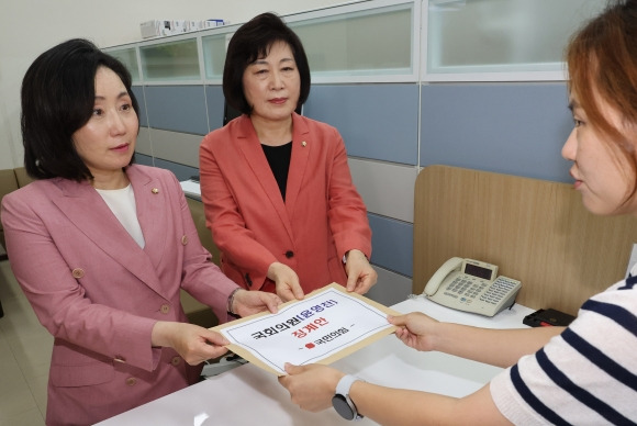 국민의힘, 윤영찬 의원 징계안 제출 - 국민의힘 정경희 원내부대표(오른쪽)와 전주혜 원내대변인이 4일 국회 의안과에 민주당 윤영찬 의원 징계안을 제출하고 있다. 연합뉴스