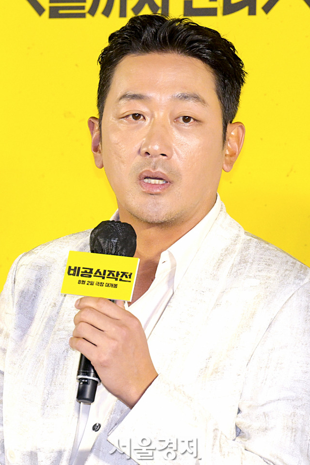 배우 하정우가 4일 오전 서울 용산구 CGV 용산아이파크몰에서 진행된 영화 ‘비공식작전’(감독 김성훈) 제작보고회에서 소감을 말하고 있다. 김규빈 기자