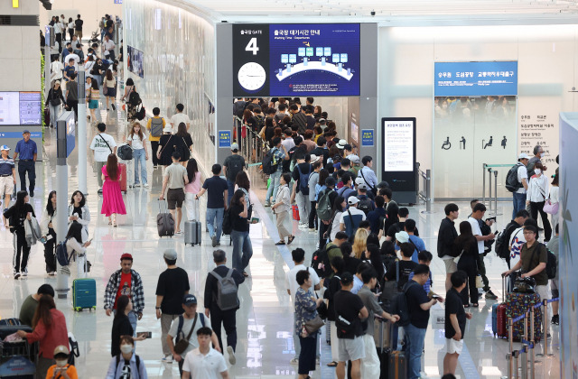 인천국제공항 제1여객터미널 출국장이 여행객들로 붐비고 있다. 연합뉴스