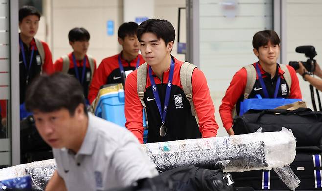 ▲ 아시아축구연맹(AFC) U-17 아시안컵에서 준우승을 차지한 17세 이하(U-17) 남자 축구대표팀이 4일 오전 인천국제공항 제2터미널에서 귀국하고 있다. ⓒ연합뉴스