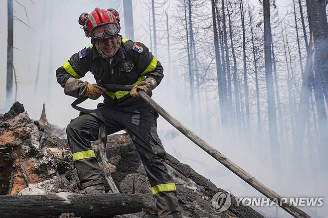 진화작업을 벌이고 있는 소방요원 [AFP 연합뉴스 자료사진/SOPFEU 제공]