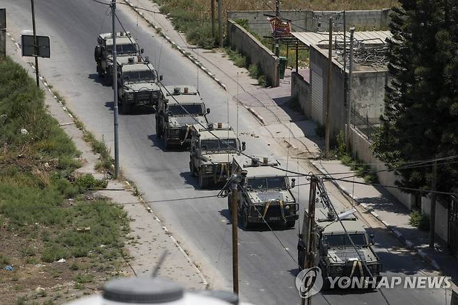 팔레스타인 요르단강 서안지구 북부의 제닌 난민촌에 진입하는 이스라엘군 차량 행렬. [AP 연합뉴스 자료사진. 재판매 및 DB 금지]