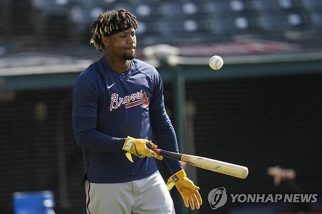 경기에 앞서 공으로 장난치는 로널드 아쿠냐 주니어 [AP=연합뉴스]