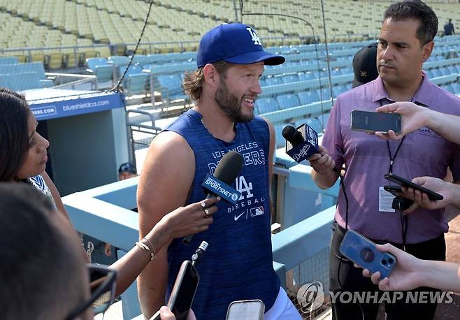 부상자 명단에 올라간 뒤 취재진과 인터뷰하는 클레이턴 커쇼 [AFP=연합뉴스]