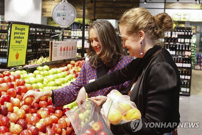 과일 등을 담을 때 사용되는 일회용 비닐봉지  [AP 연합뉴스 자료사진. 재판매 및 DB 금지]