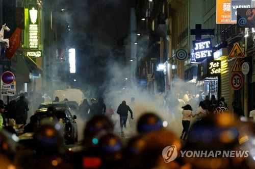 경찰의 최루탄을 피해 달아나는 프랑스 시위대 [AFP 연합뉴스 자료사진]