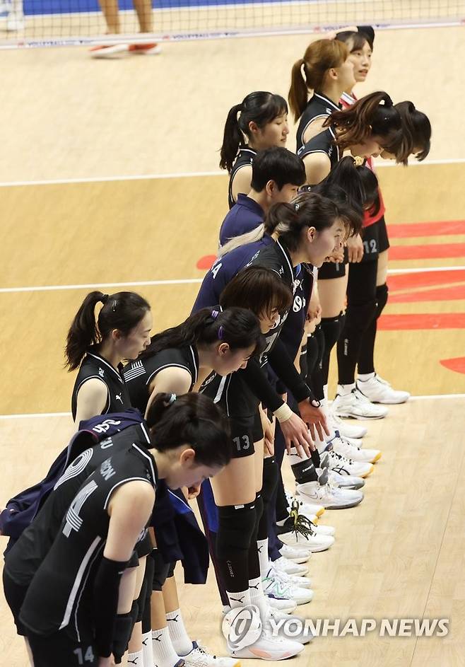 팬들에게 인사하는 한국 선수들 (수원=연합뉴스) 홍기원 기자 = 2일 오후 경기도 수원시 권선구 서수원칠보체육관에서 열린 2023 국제배구연맹(FIVB) 발리볼네이션스리그(VNL) 한국과 폴란드의 경기. 세트스코어 0-3으로 패한 한국 선수들이 팬들에게 인사하고 있다. 2023.7.2 xanadu@yna.co.kr