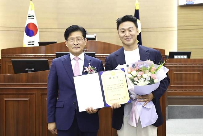 기념촬영하는 정도희 천안시의회 의장(왼쪽)과 오대환 씨 [천안시의회 제공. 재판매 및 DB 금지]