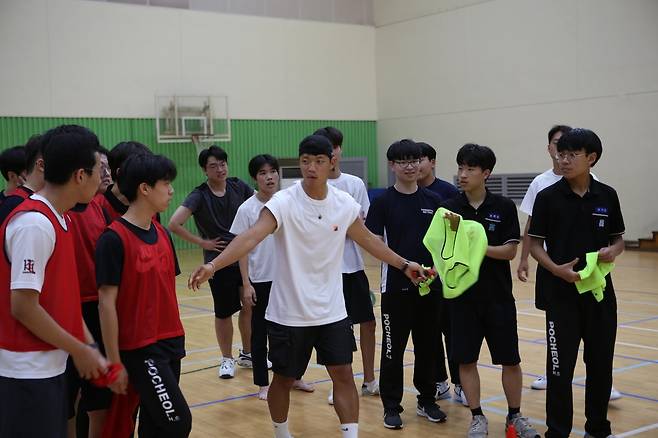 모교인 포항제철고 방문한 축구 국가대표 황희찬 선수 [포스코교육재단 제공. 재판매 및 DB 금지]