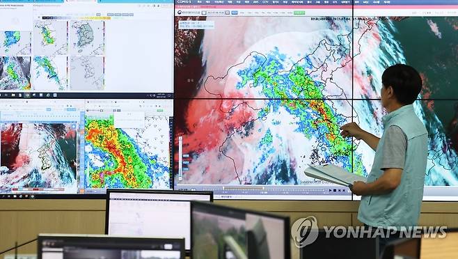 기상 상황 주시 (수원=연합뉴스) 홍기원 기자 = 전국에 강하고 많은 비가 예보된 4일 오후 경기도 수원시 권선구 수도권기상청에서 예보관이 기상 상황을 주시하고 있다. 2023.7.4 xanadu@yna.co.kr