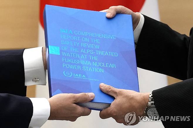 기시다 日총리에 오염수 종합보고서 전달하는 IAEA 사무총장 (도쿄 AP=연합뉴스) 라파엘 그로시 국제원자력기구(IAEA) 사무총장(왼쪽)이 4일 일본 도쿄에서 기시다 후미오 총리를 만나 후쿠시마 제1원자력발전소 오염수의 해양 방류 계획에 관한 종합보고서를 전달하고 있다.