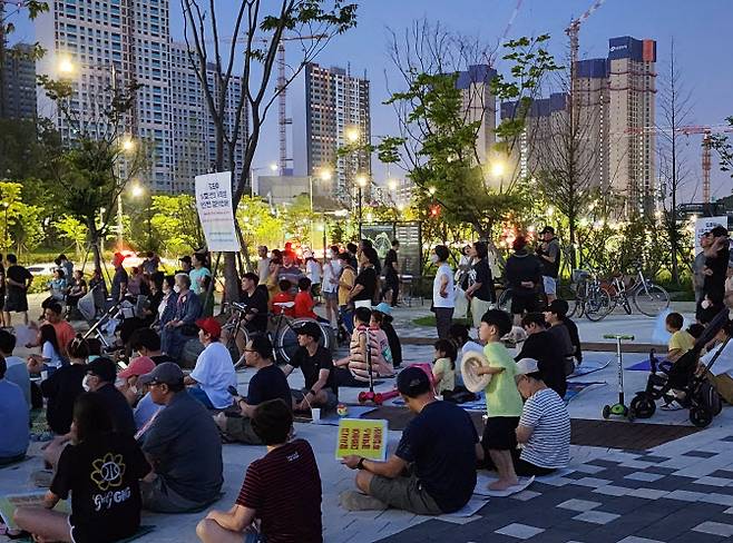 검단신도시 주민들이 2일 인천 서구 원당동 한 공원에서 열린 집회에 참여해 서울지하철 5호선 연장 노선 인천시안 반영을 촉구하고 있다. (사진 = 검신총연 제공)