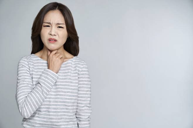 갱년기 증상 치료를 위한 호르몬 요법이 역류성 식도염 위험을 높인다는 연구 결과가 나왔다. [사진=게티이미지뱅크]