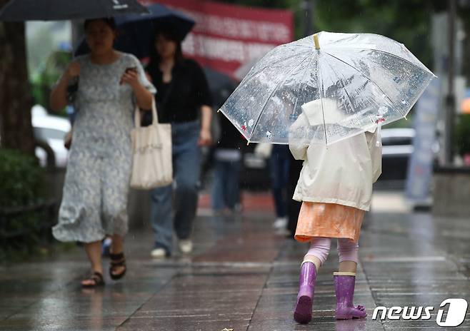 장맛비가 내리는 4일 서울 종로구 일대에서 어린이가 우산을 쓰고 발걸음을 서두르고 있다. 2023.7.4/뉴스1 ⓒ News1 김민지 기자