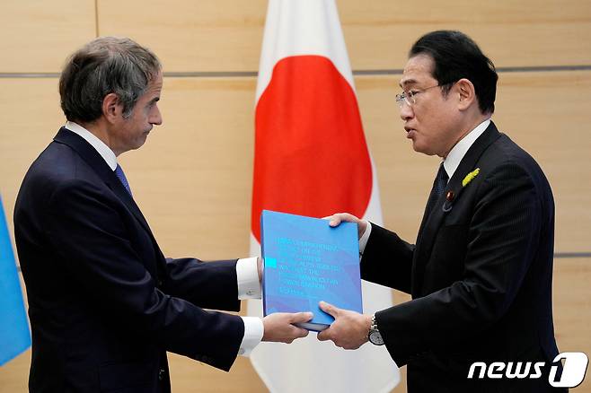 라파엘 그로시 국제원자력기구(IAEA) 사무총장이 4일 도쿄 총리실에서 기시다 후미오(岸田文雄) 일본 총리에게 후쿠시마 오염수 방류 최종 보고서를 전달했다. 2023.07.04 ⓒ 로이터=뉴스1 ⓒ News1 최종일 기자